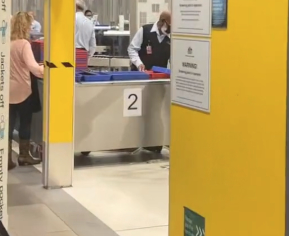 Ein Bild von einer Sicherheitskontrolle am Flughafen.