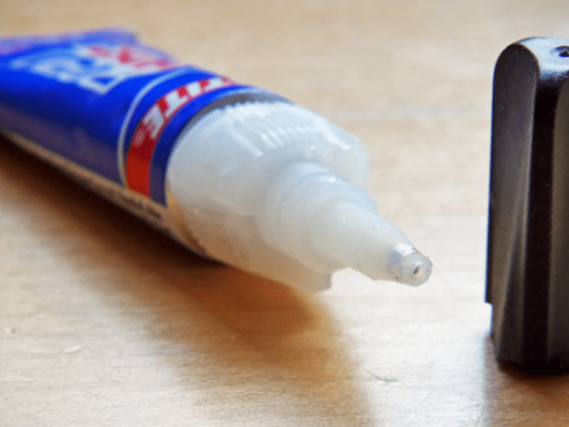 Eine Tube Kleber auf einem Tisch.