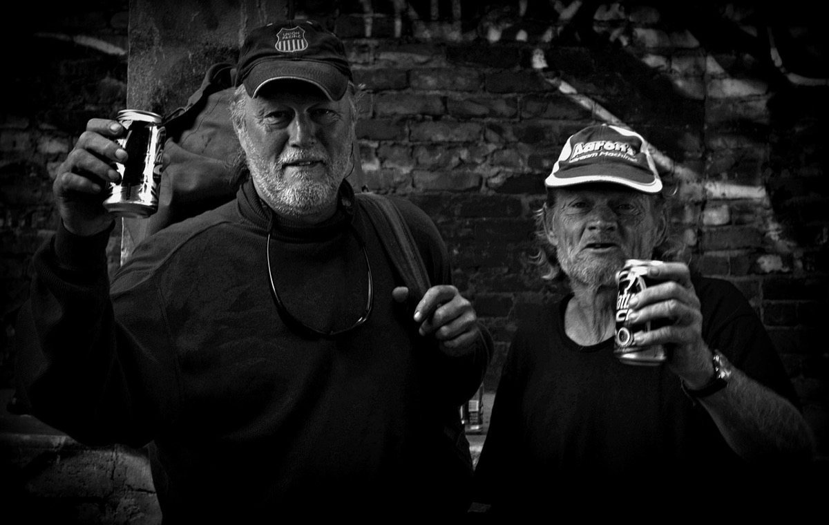 Zwei Männer mit Bier in der Hand.