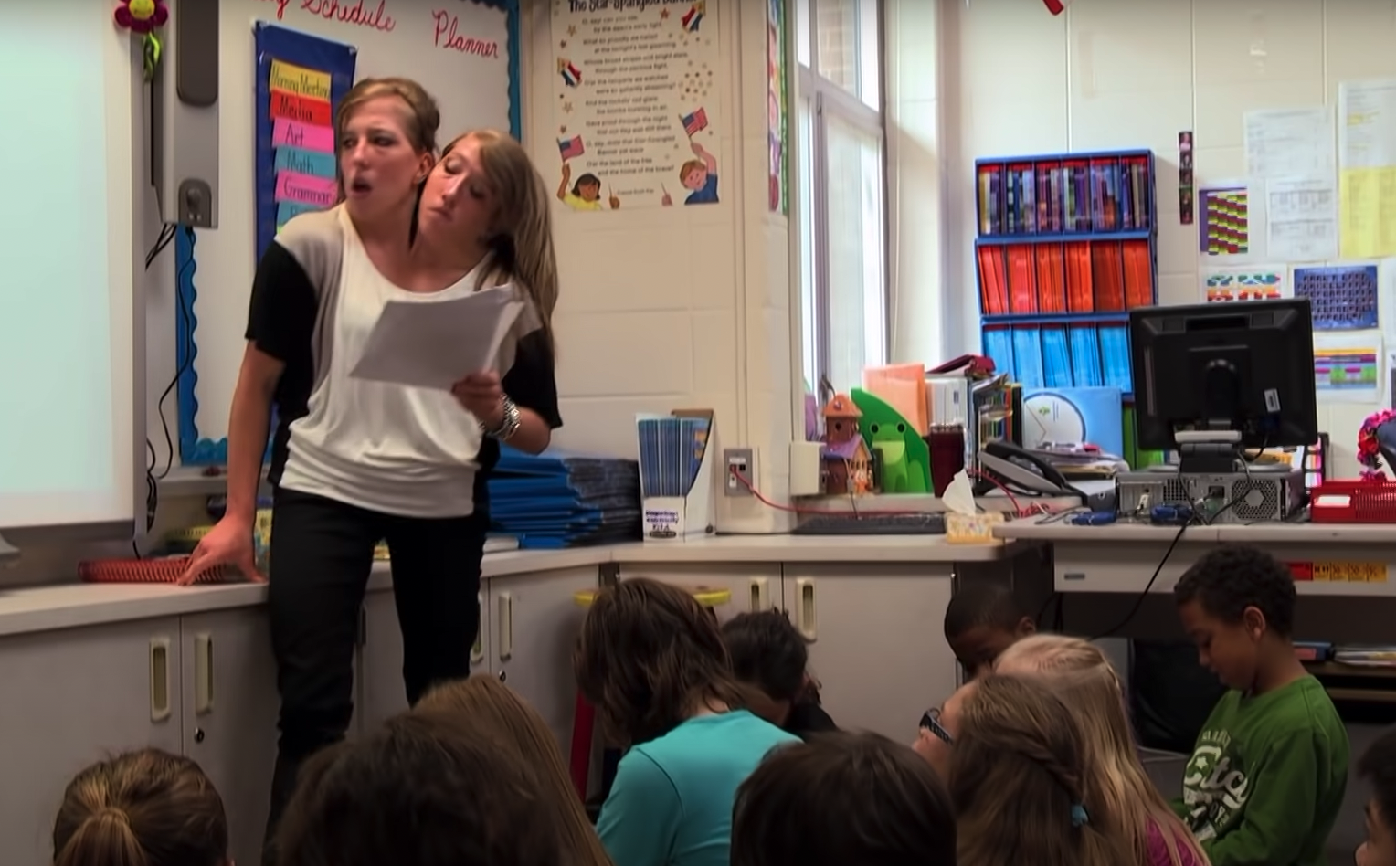 Siamesische Zwillinge arbeiten als Lehrerinnen an einer Grundschule