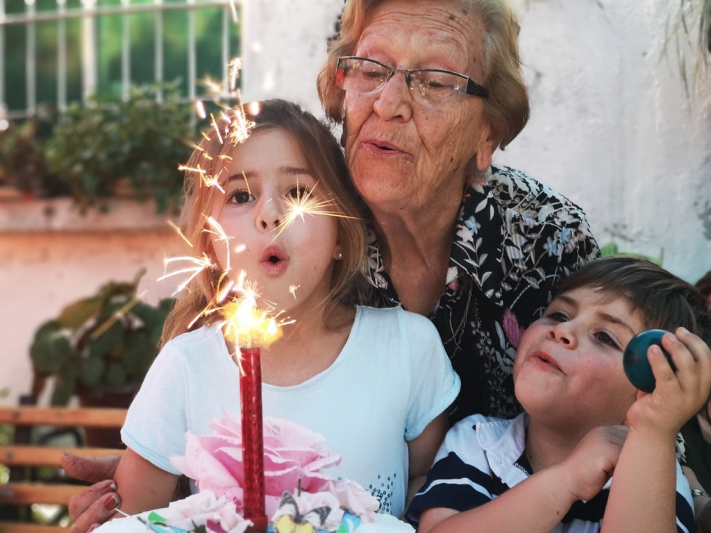 Eine Oma feiert den Geburtstag ihrer Enkelin.
