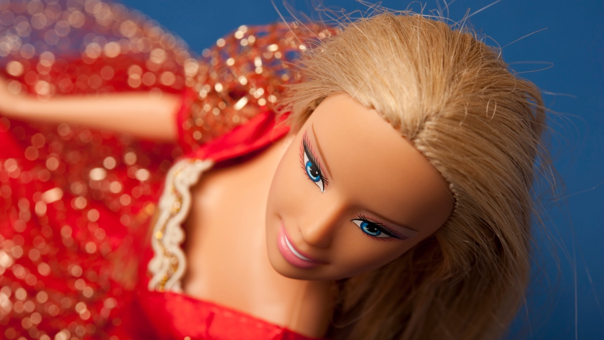 Eine Barbie-Puppe mit rotem Kleid, von oben fotografiert.