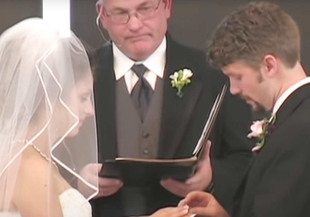 Eine Braut und ein Bräutigam stehen vor dem Altar.
