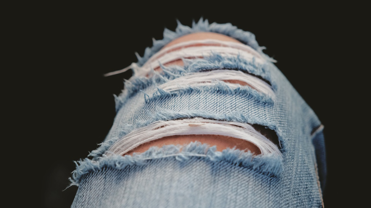 Ein Bild von einer zerrissenen Jeans.