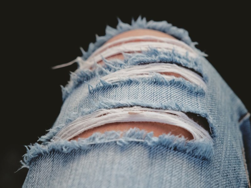 Ein Bild von einer zerrissenen Jeans.