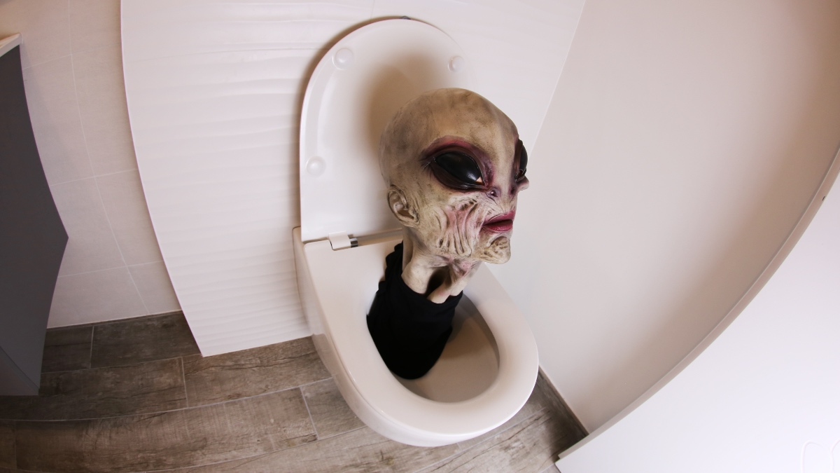 Gruseliger Alien in einer Toilettenschüssel.