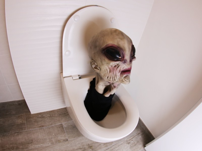 Gruseliger Alien in einer Toilettenschüssel.
