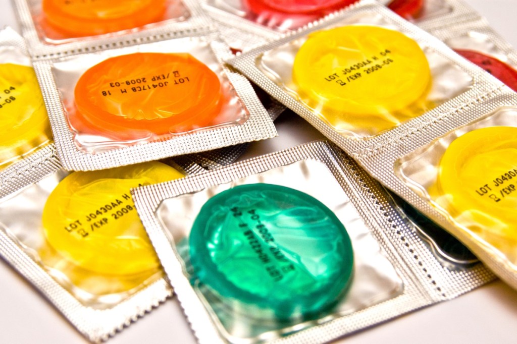 Mehrere Kondome in verschiedenen Farben.