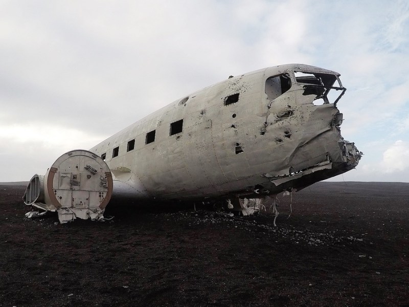 Ein Flugzeugwrack.