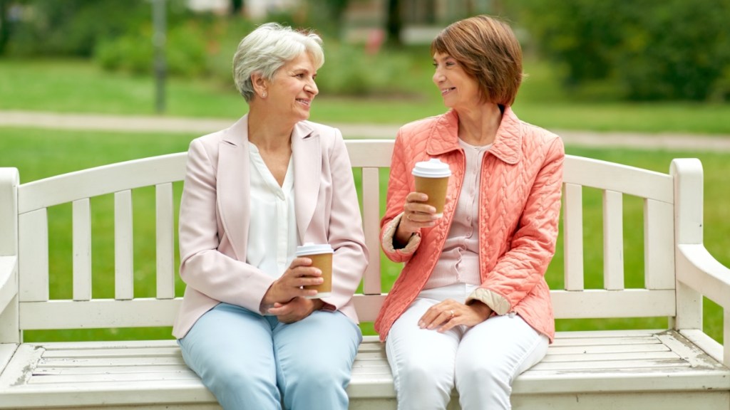 Ältere Frauen oder Freunde beim Kaffeetrinken im Park.