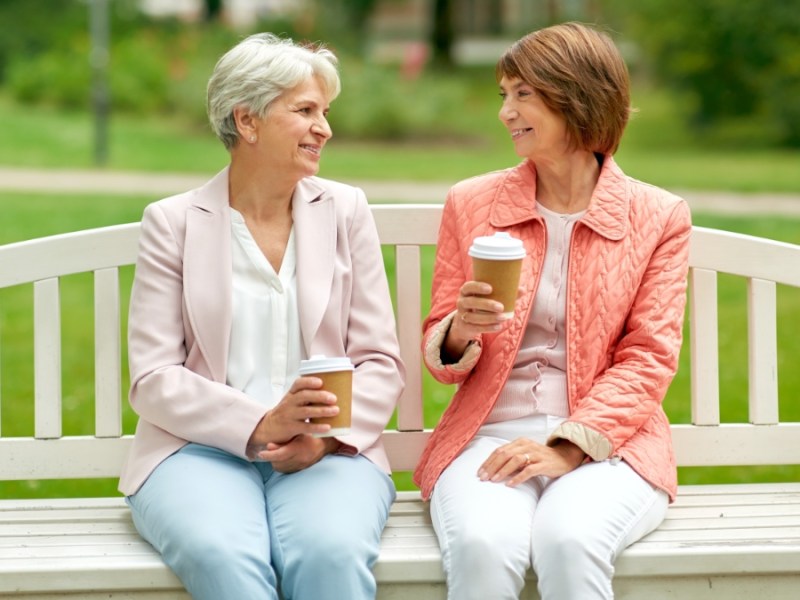 Ältere Frauen oder Freunde beim Kaffeetrinken im Park.