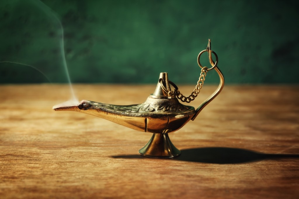 Aladins Wunderlampe der Wünsche auf Holztisch.