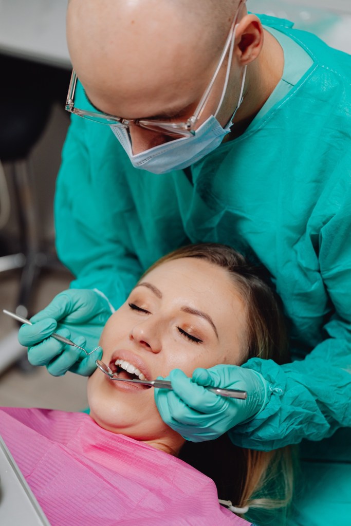 Zahnarzt behandelt Patientin.