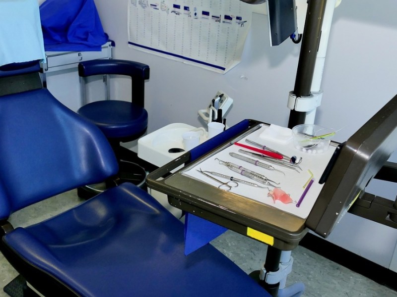 Ein Patientenstuhl in einer Zahnarztpraxis.