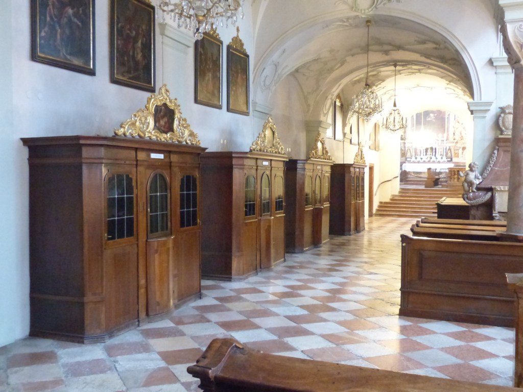 Beichtstühle in einer Kirche.