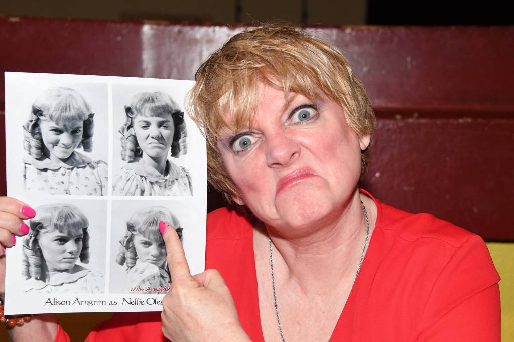 Alison Arngrim heute, mit Bildern von sich als Nelly Oleson