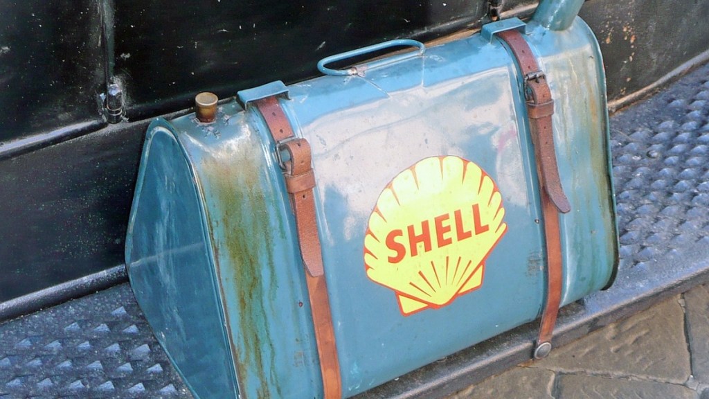 Ein alter Shell-Benzinkanister steht auf einem Blech.