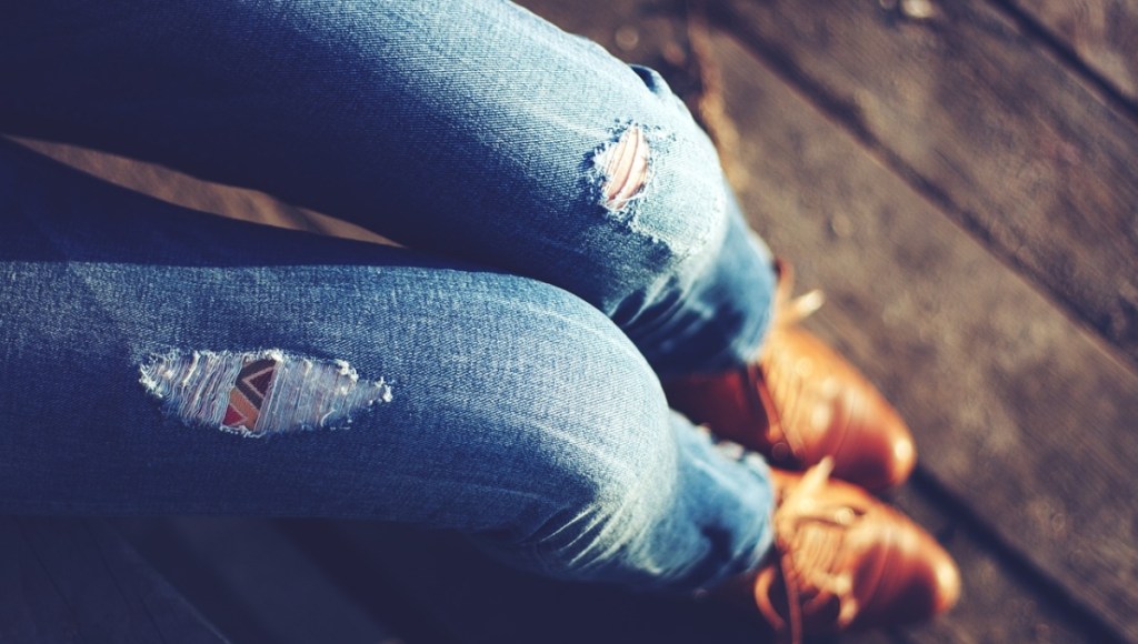 Ein Foto von den Beinen einer Frau, die eine Jeans trägt.