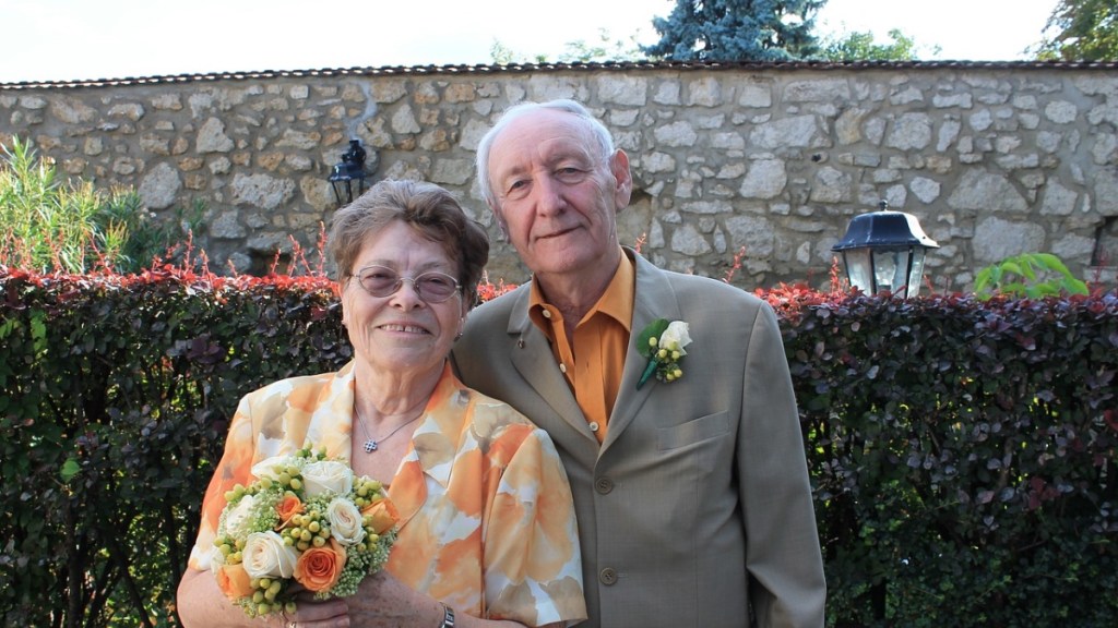 Ein Rentner-Paar auf einer Hochzeit.
