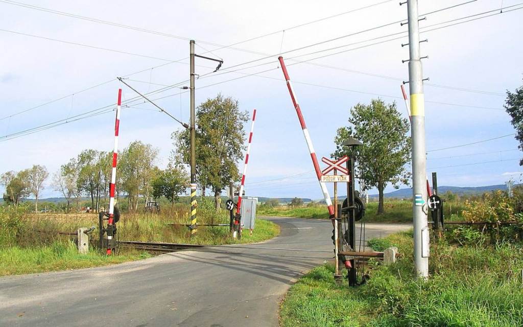 Ein Bahnübergang mit Schranke.