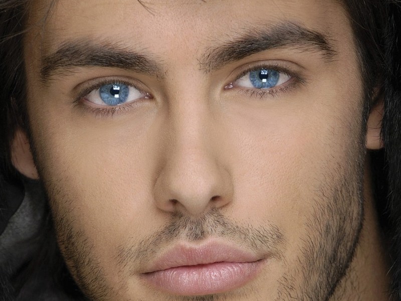Ein Porträt von einem männlichen Model mit blauen Augen.
