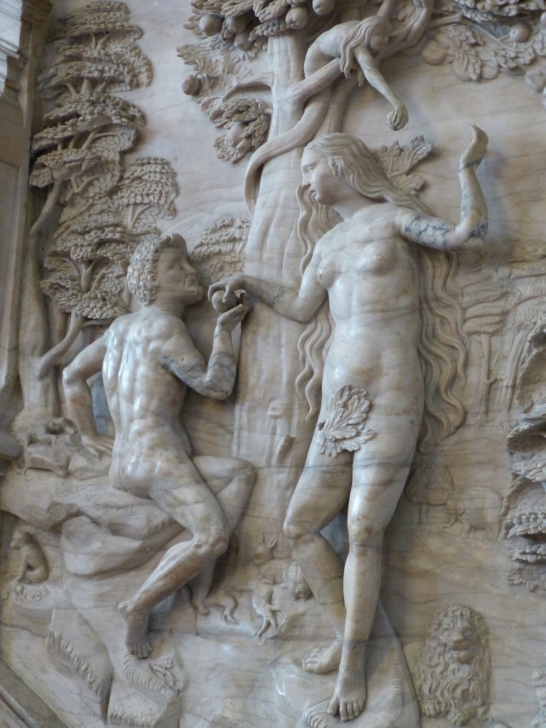 Ein Marmor-Relief, das den Sündenfall in der Bibel darstellt.
