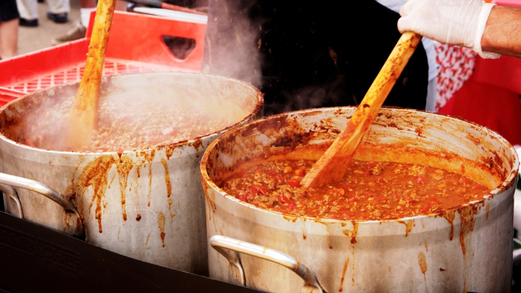 Chili con Carne wird in großen Töpfen für einen Wettbewerb gekocht.