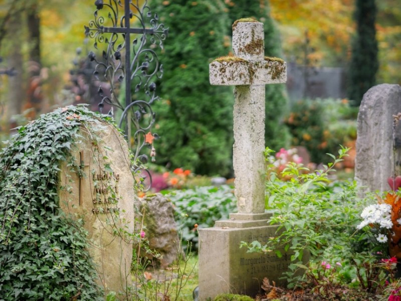 Ein Bild von Grabsteinen auf einem Friedhof.