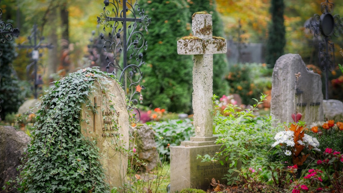 Ein Bild von Grabsteinen auf einem Friedhof.