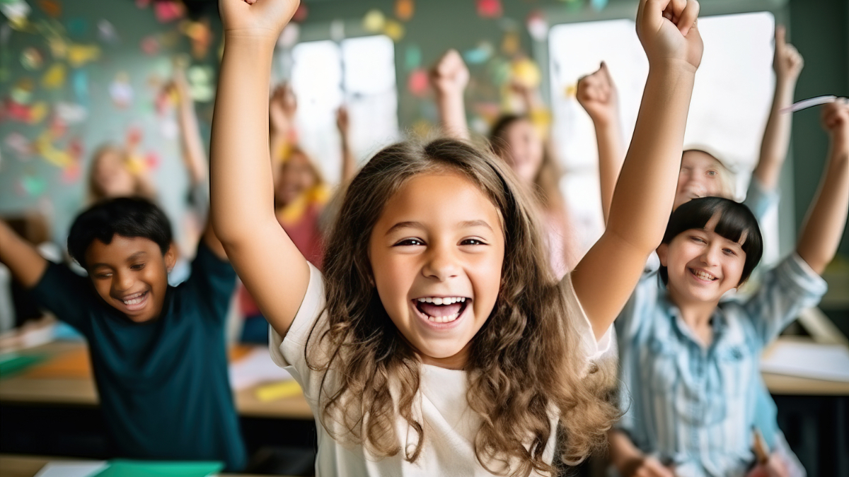 Fröhliche Schüler und Schülerinnen feiern einen Geburtstag in einem Klassenzimmer.