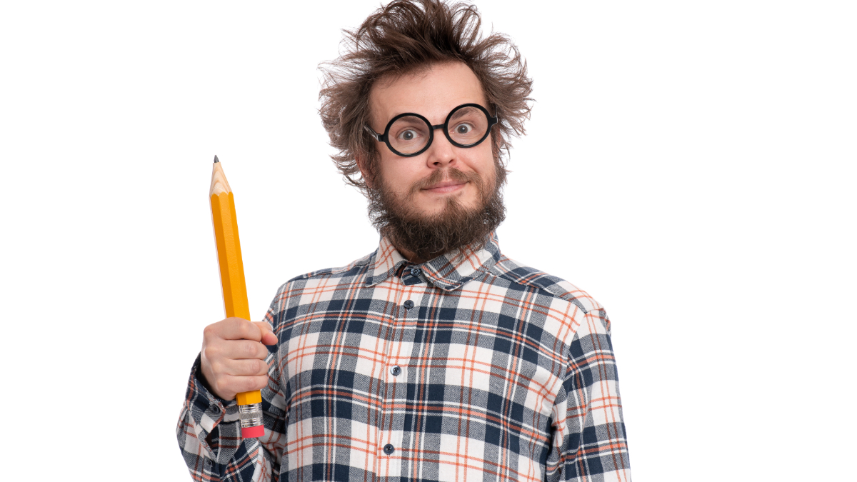 Ein verrückter, bärtiger Mann mit Brille und riesigem Bleistift in der Hand vor weißem Hintergrund.