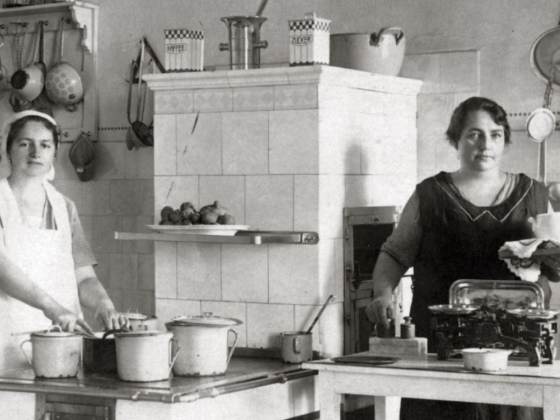 Altes Foto von Frauen in der Küche.