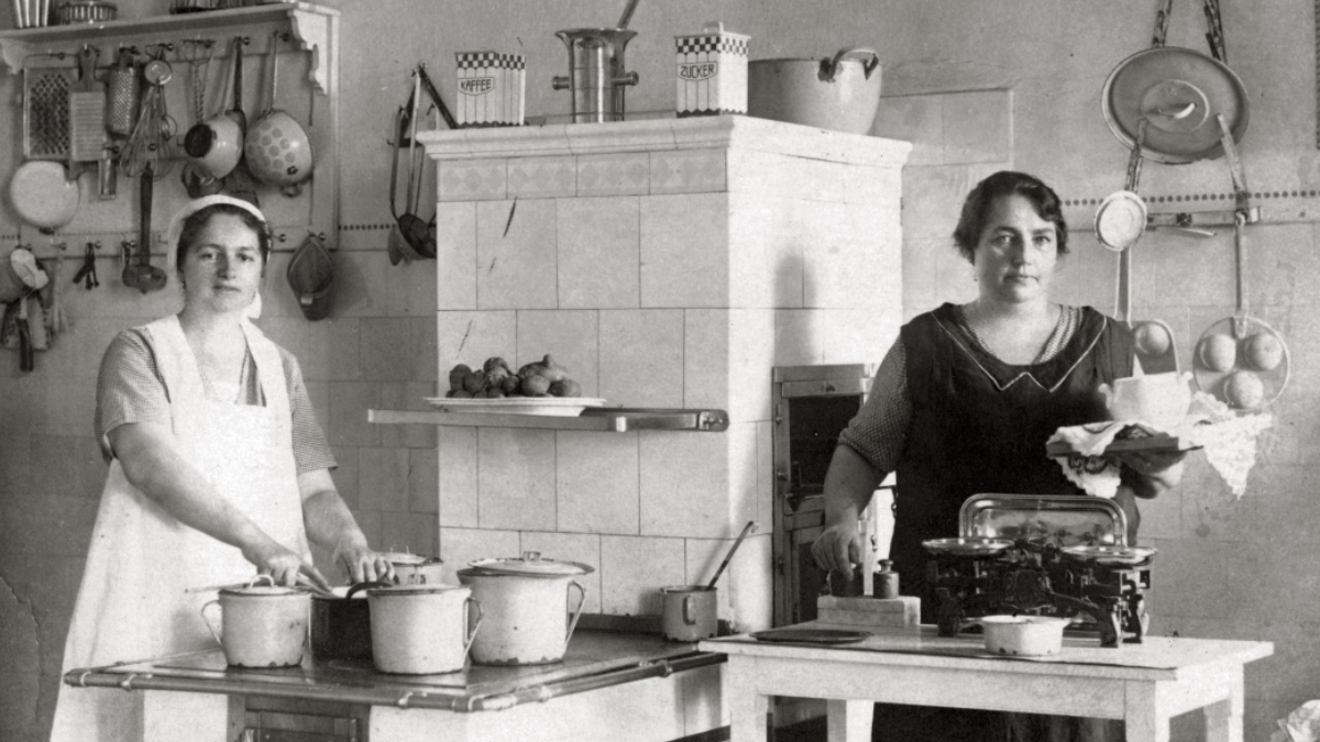 Altes Foto von Frauen in der Küche.