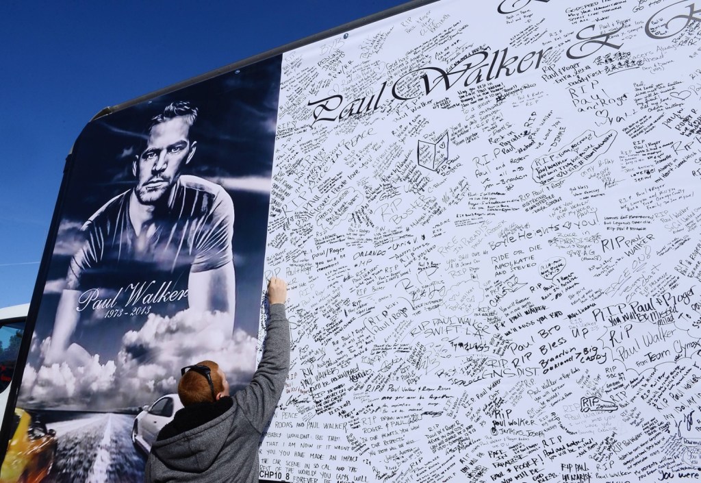 Eine Gedenktafel für Paul Walker und Roger Rodas in Santa Clarita, Kalifornien.