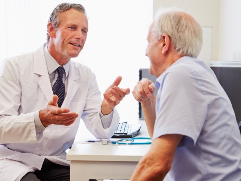 Älterer Patient und Arzt haben ein Gespräch.