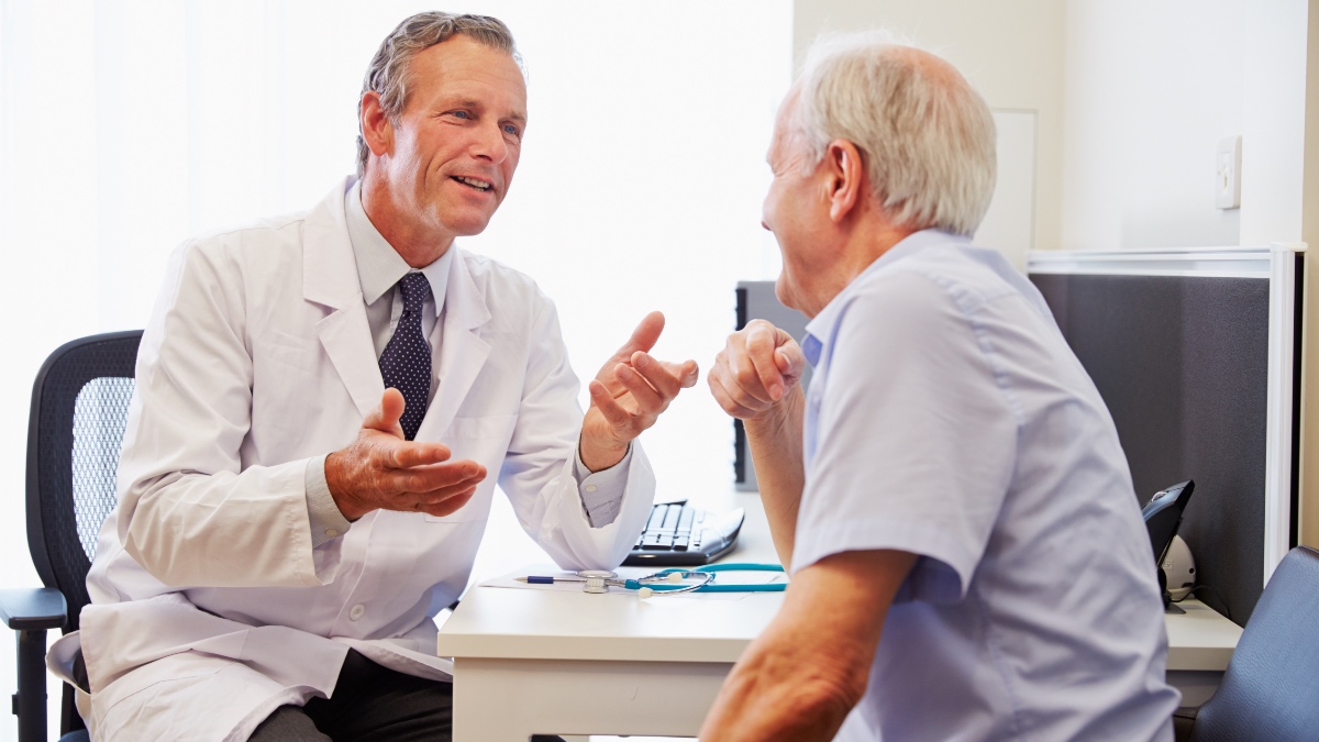 Älterer Patient und Arzt haben ein Gespräch.