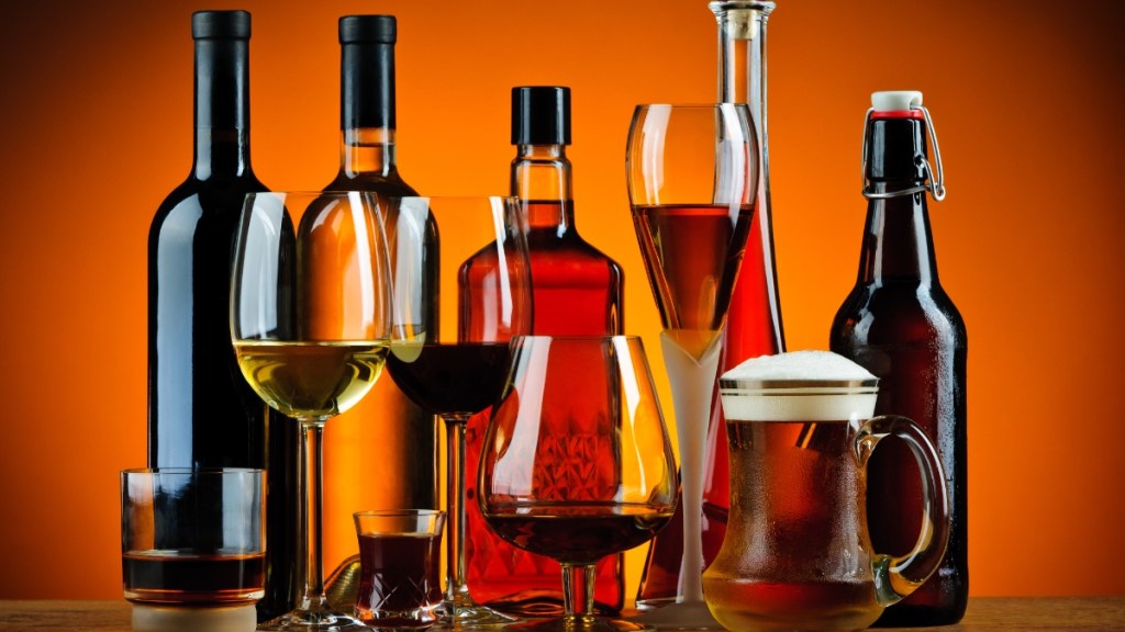 Viele Flaschen und Gläser mit unterschiedlichen alkoholischen Getränken.