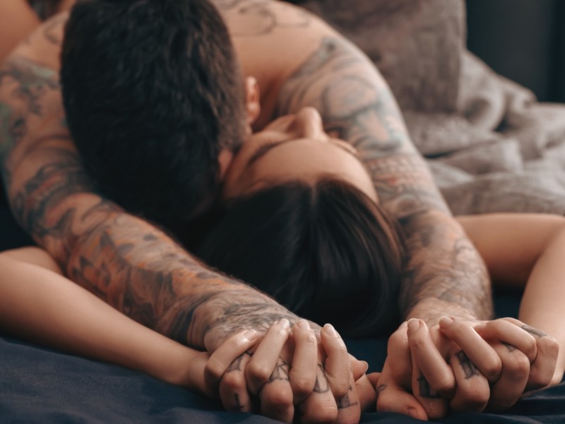 Leidenschaftliches Paar beim Sex auf dem Bett.