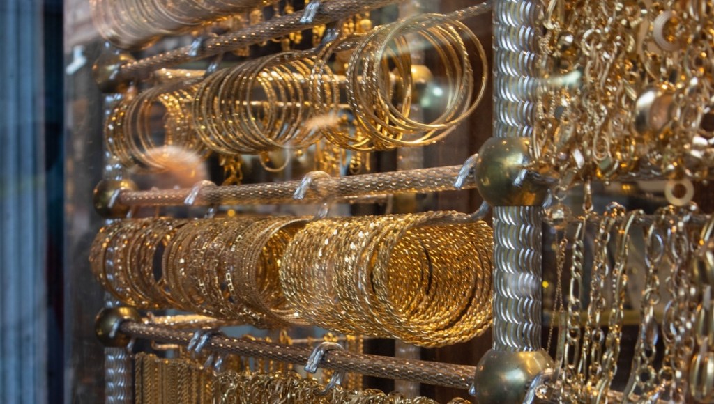 Goldschmuck hängt im Fenster eines Juweliers aus.