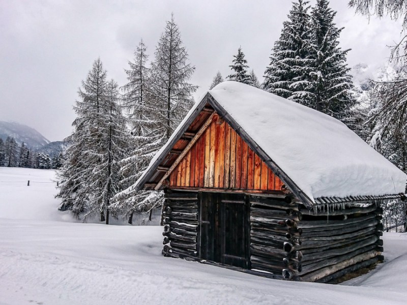 Ein Foto von einer verschneiten Berghütte.