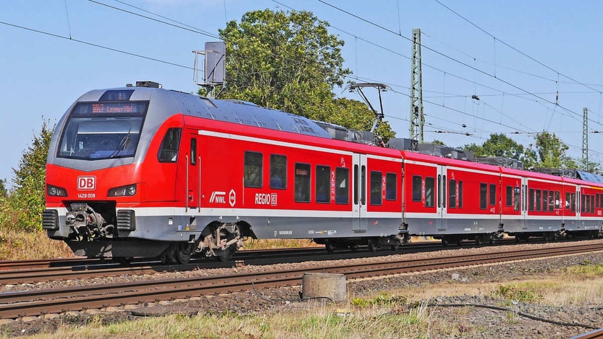 Ein Bild eines Regionalzugs der Deutschen Bahn auf einer Schiene.