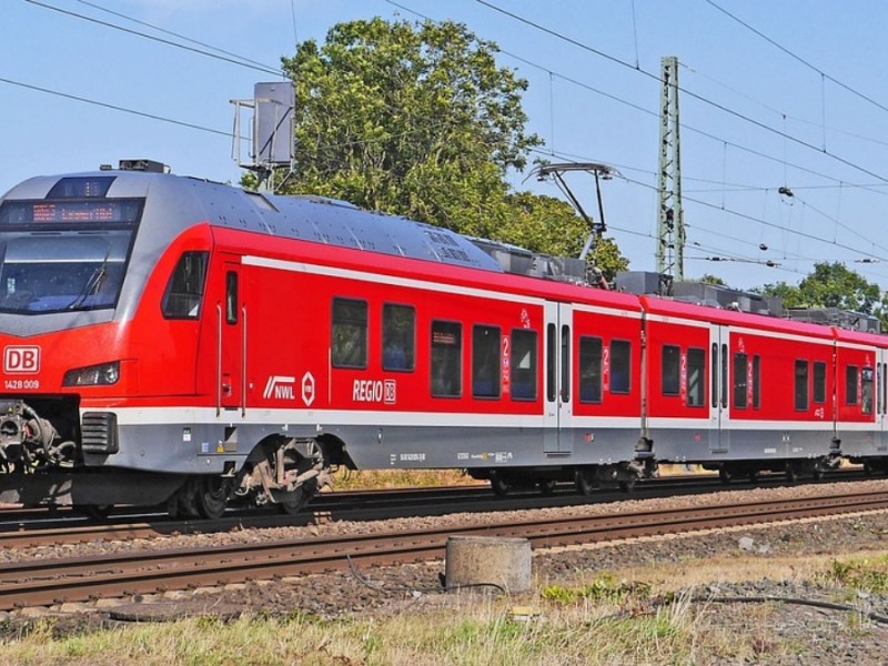 Ein Bild eines Regionalzugs der Deutschen Bahn auf einer Schiene.