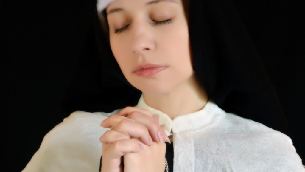 Eine Nonne faltet die Hände zum Gebet