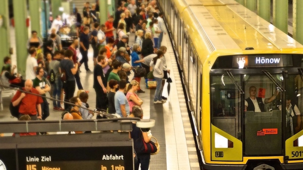 Passagiere steigen in einem U-Bahnhof in Berlin in die U-Bahn ein.