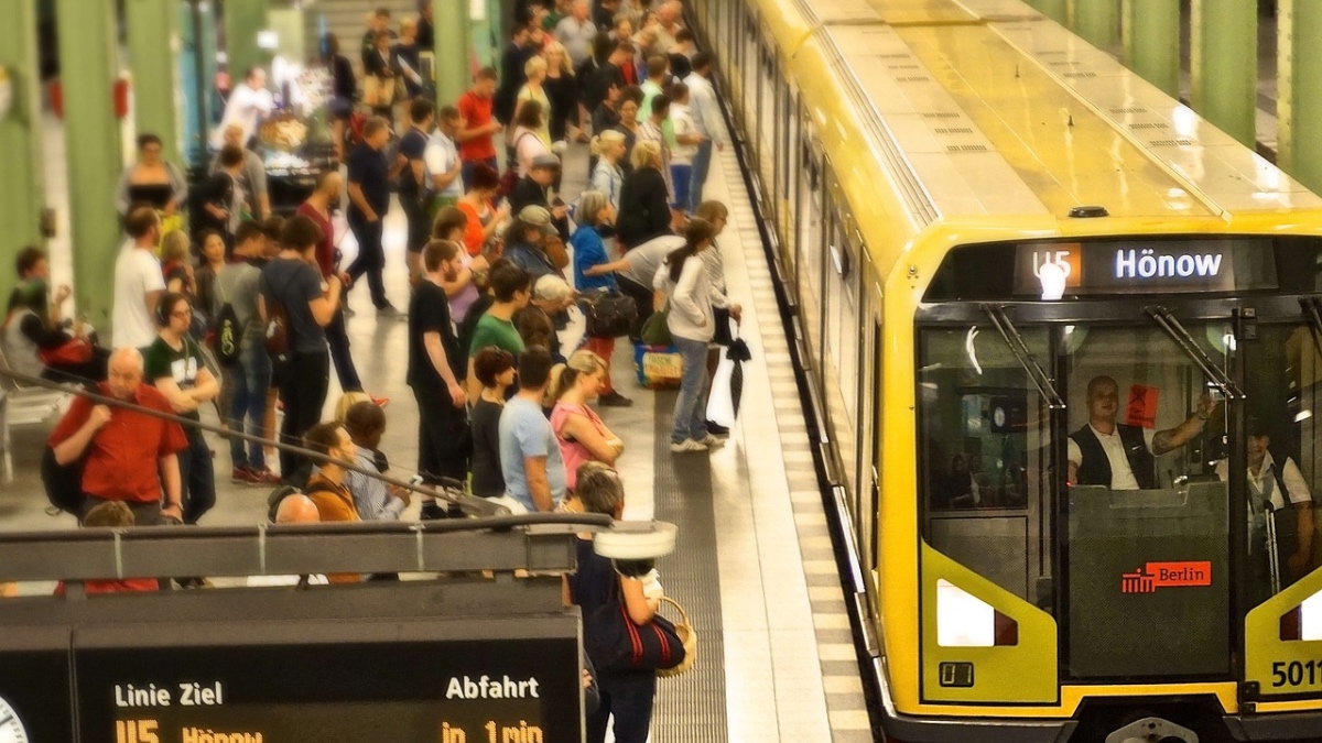 Passagiere steigen in einem U-Bahnhof in Berlin in die U-Bahn ein.