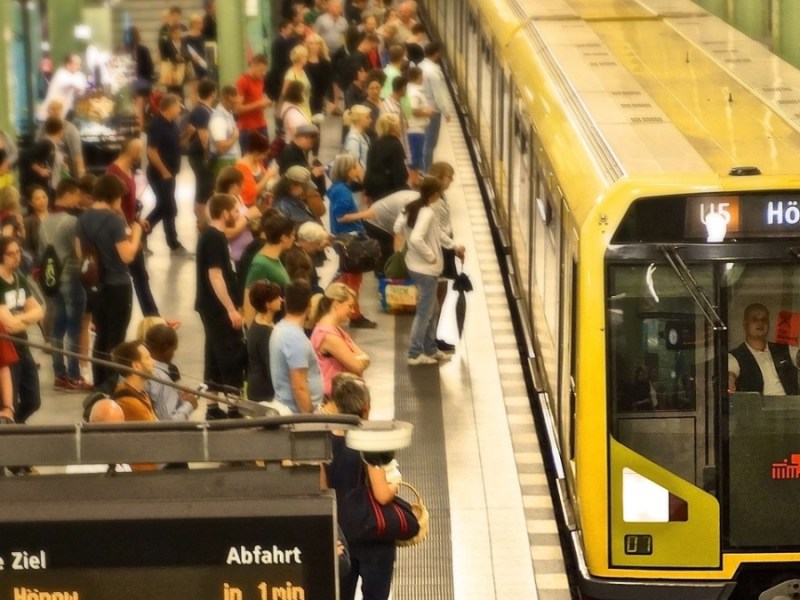 Passagiere steigen in einem U-Bahnhof in Berlin in die U-Bahn ein.