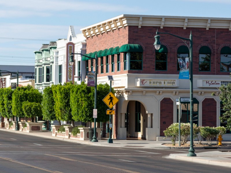 Die Hauptstraße der Kleinstadt Gilbert in Arizona.