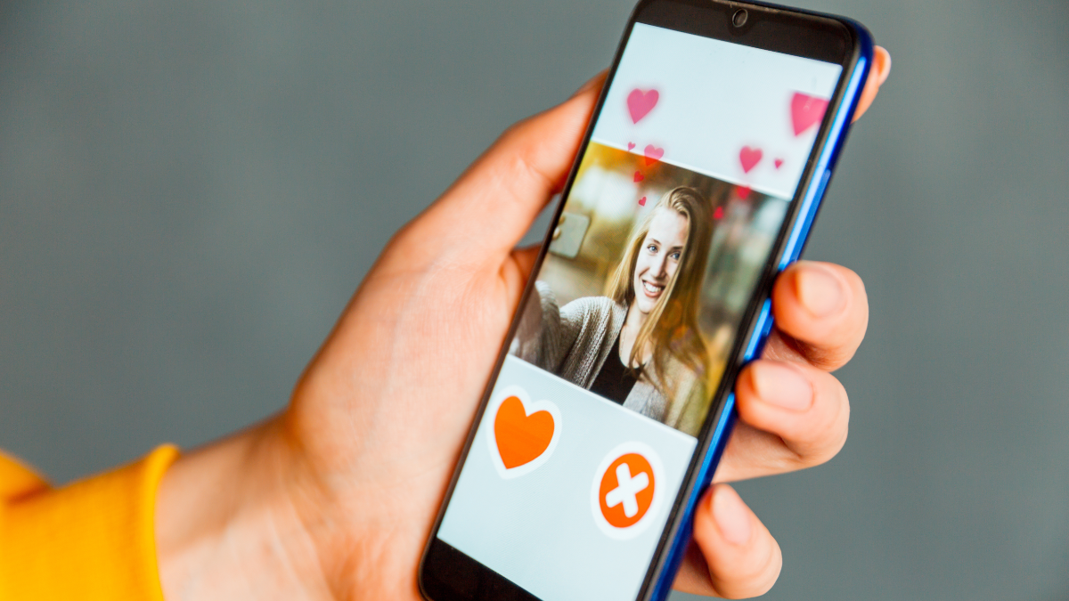 Online-Dating-App auf dem Smartphone. Person, die Profile auf einer Datingseite durchstöbert.