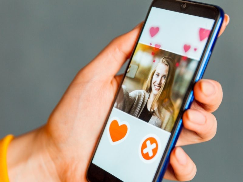 Online-Dating-App auf dem Smartphone. Person, die Profile auf einer Datingseite durchstöbert.