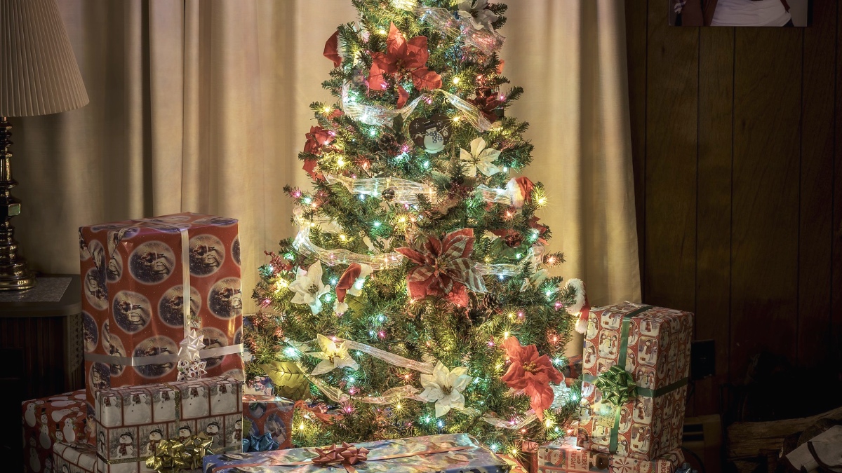 Ein geschmückter Weihnachtsbaum mit Geschenken.